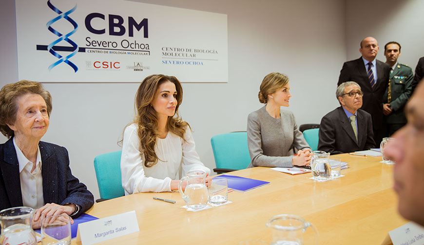 Her Majesty Queen Rania, accompanied by Queen Letizia of Spain, visits Centro de Biología Molecular Severo Ochoa in Madrid on Friday (Photo courtesy of Royal Court)
